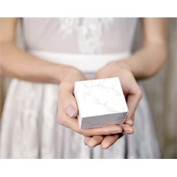 Ajándékdoboz 6x3,5x5,5 cm fehér,arany S/10