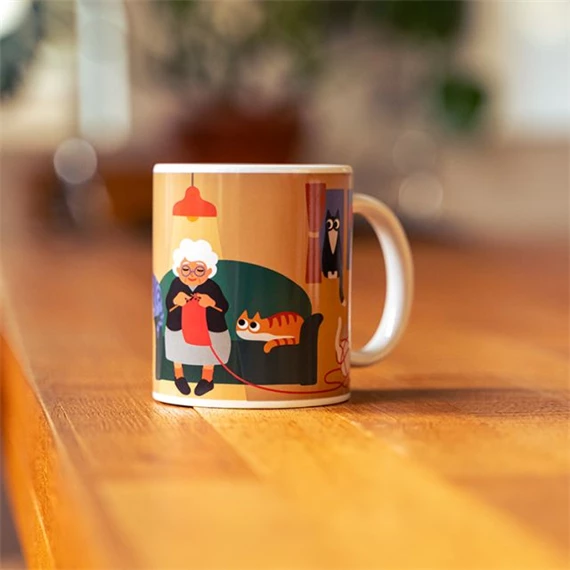 Bögre hőérzékelős, macskás öreg hölgy