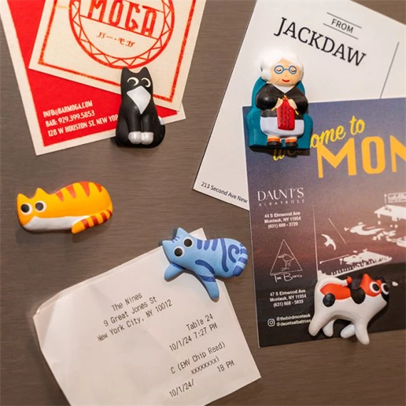 Hűtőmágnes, macskás hölgy S/6