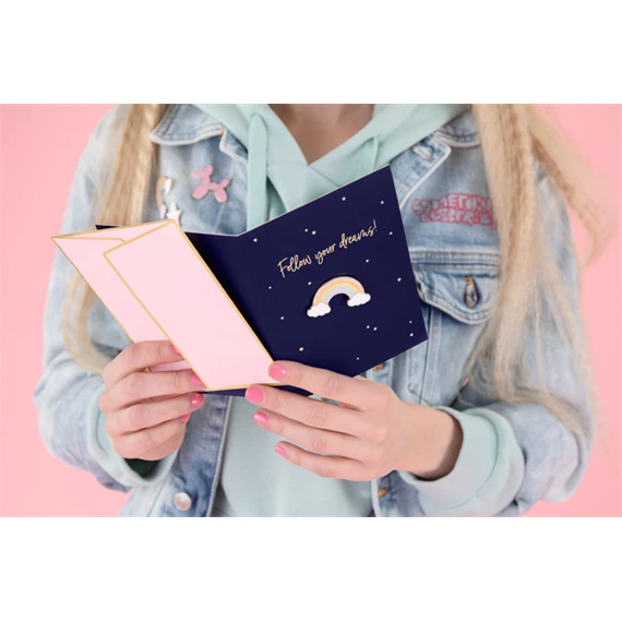 Kártya szivárvány alakú zománc kitűzővel, 10,5x14,8 cm