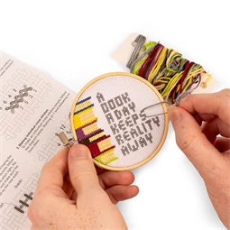 Mini keresztszemes hímzés készlet, könyvek