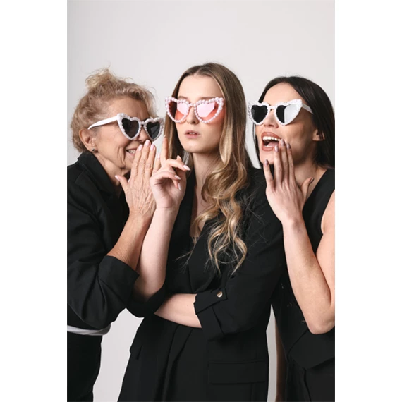 Szív alakú szemüveg gyöngyökkel, fehér, 13,5 cm széles keret, 5 cm magas keret, 13 cm szárhossz