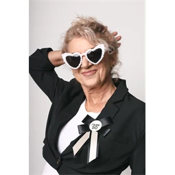 Szív alakú szemüveg gyöngyökkel, fehér, 13,5 cm széles keret, 5 cm magas keret, 13 cm szárhossz