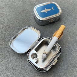 Utazó hamutartó, cápa mintás